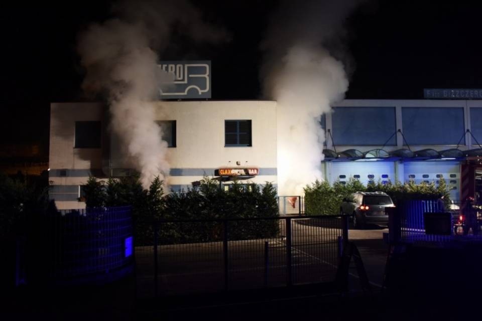 Violento incendio a Bedano