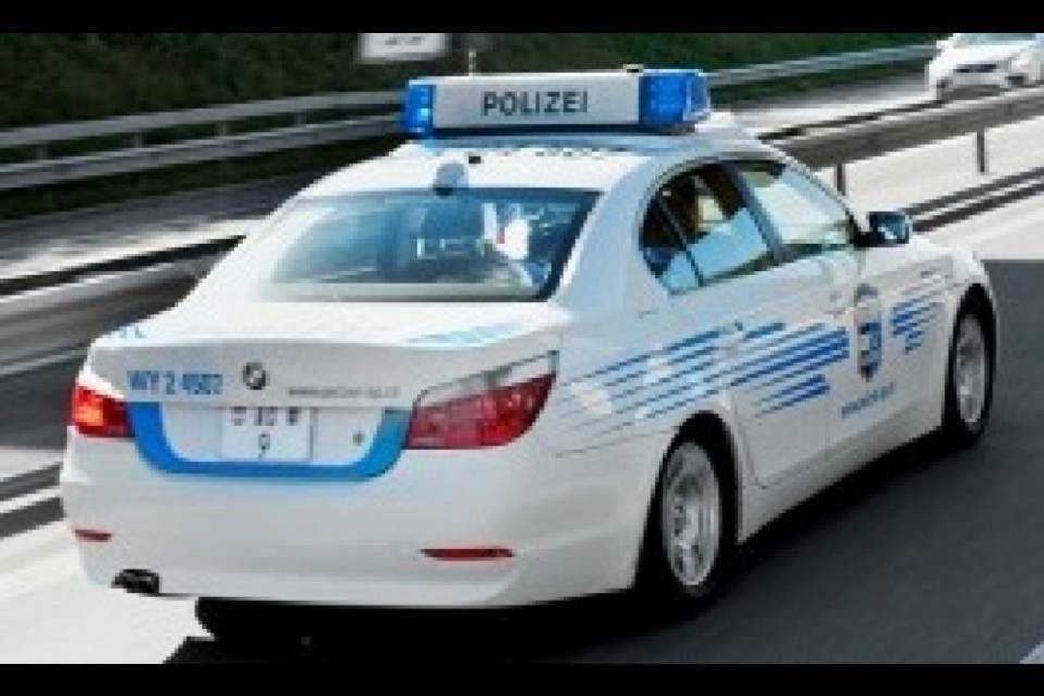 Auto investe una mamma e i suoi due bimbi, sono gravi