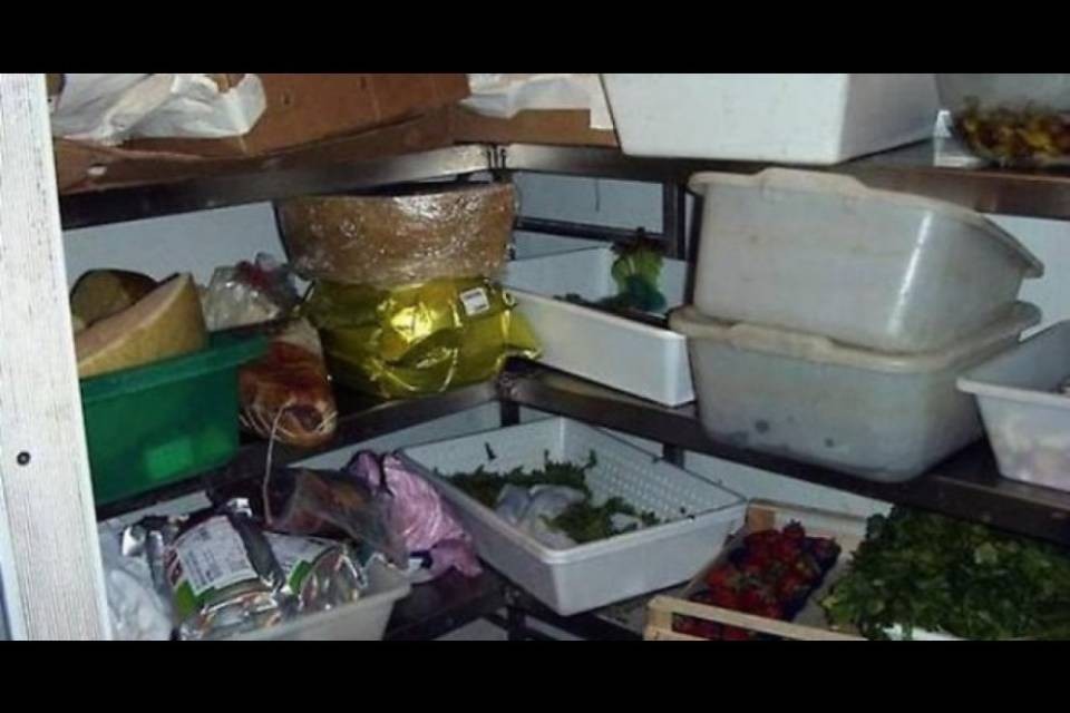 Cibo scaduto e scarsa igiene in un locale del Locarnese