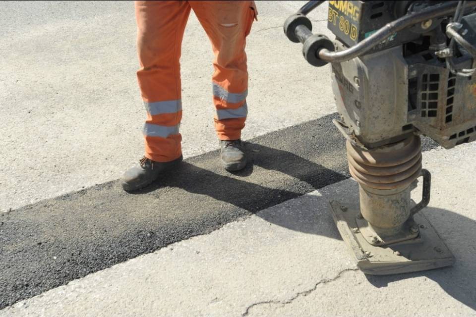 Opere di pavimentazione a Frasco, in Zona Mulino