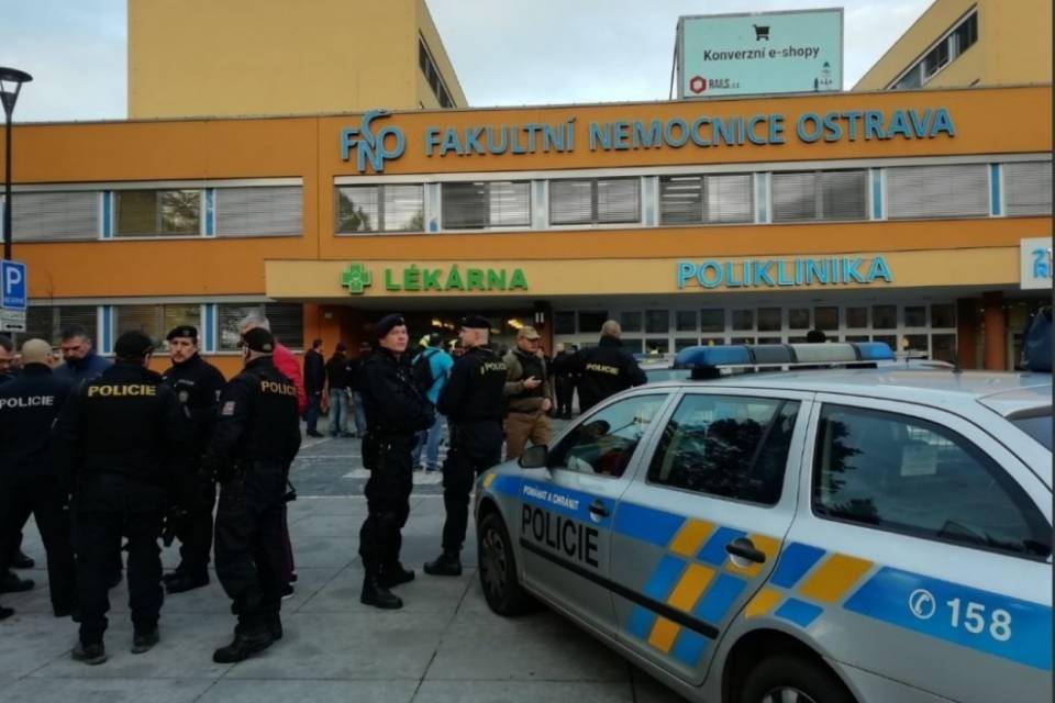 Sparatoria in ospedale, 6 morti