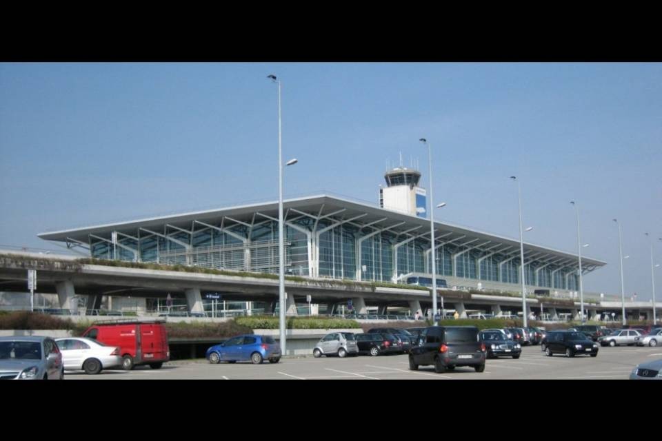 Bagagli incustoditi, evacuato l'aeroporto di Basilea