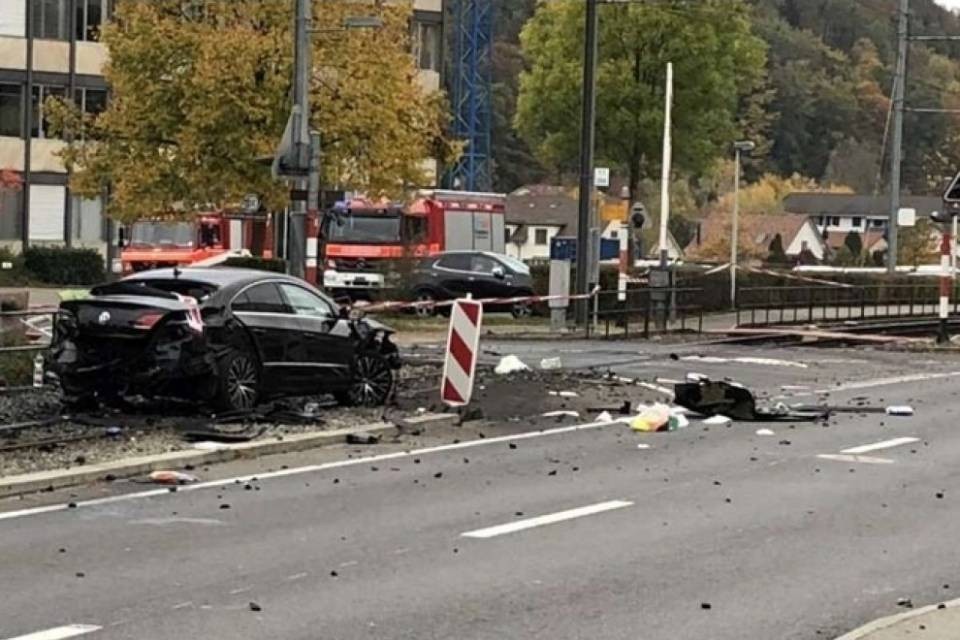 Esce di strada e termina la corsa sui binari