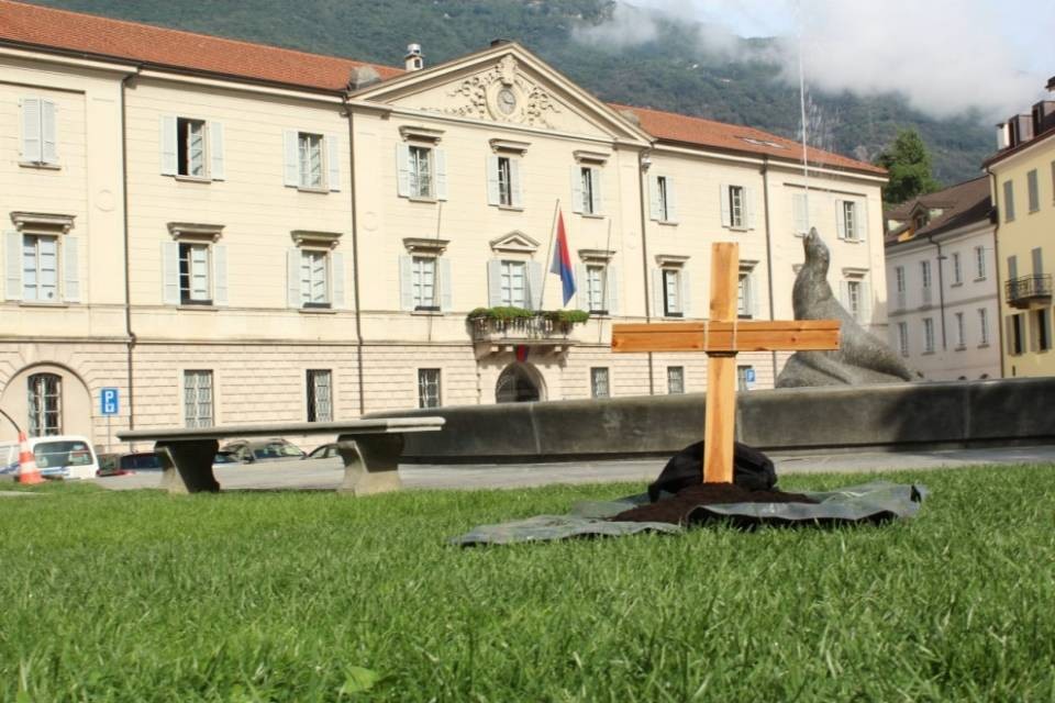Una croce davanti a Palazzo delle Orsoline, ecco l'azione della GISO