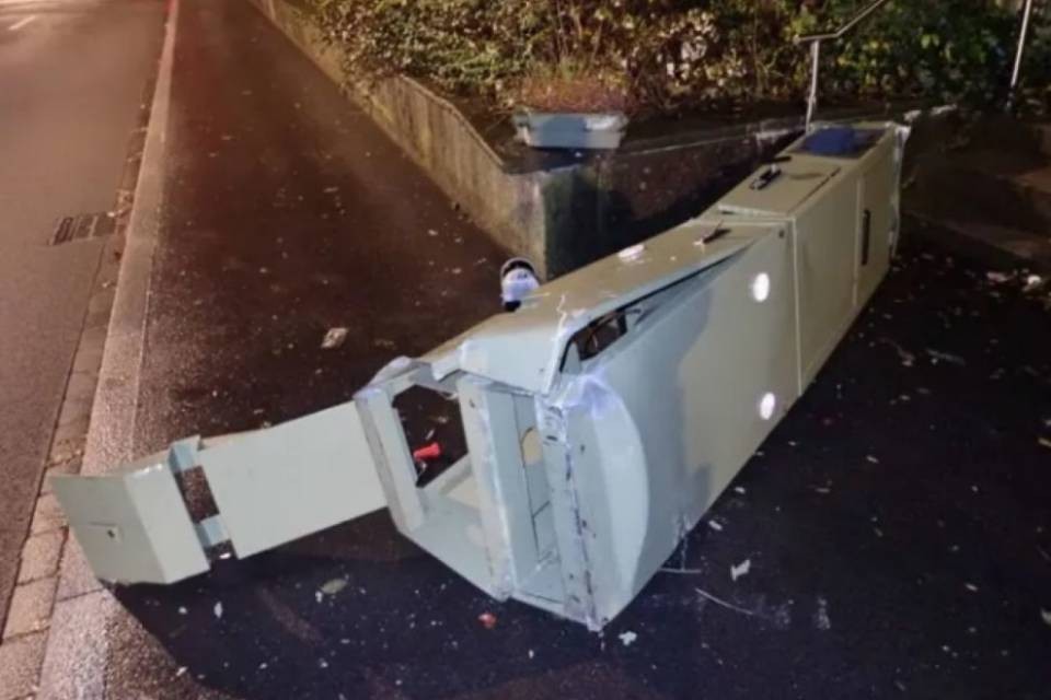 Pizzicato da un radar, lo distrugge con il SUV