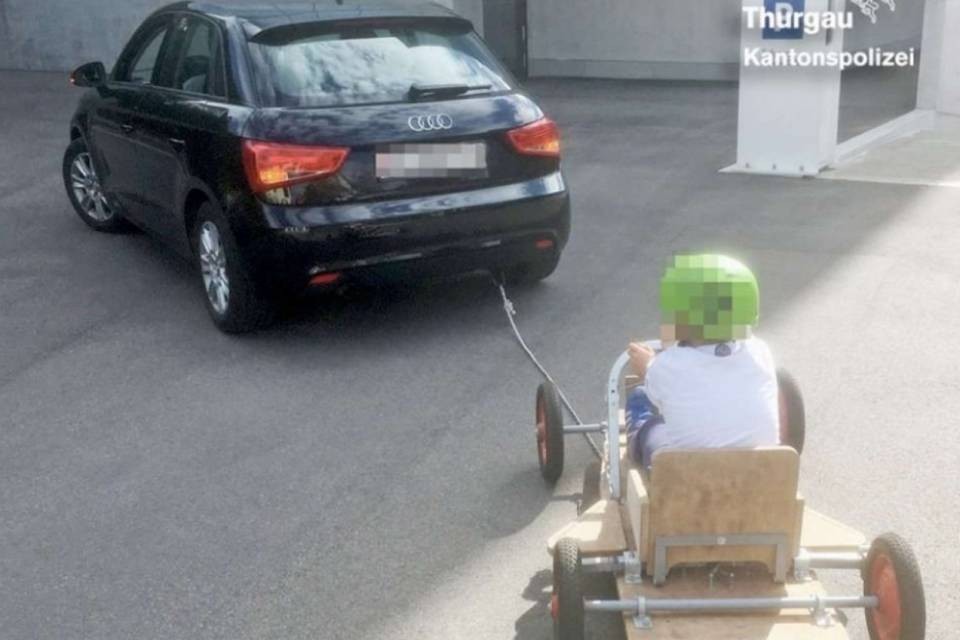 Traina il figlio nella cassa di sapone, denunciato