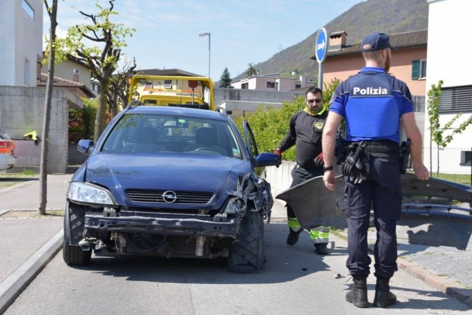 Schivano un furgone e terminano contro un muretto