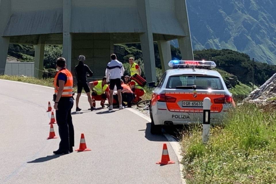 Ciclista cade sul passo del San Bernardino: interviene la REGA