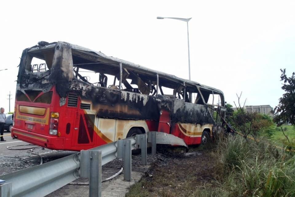 Brucia un bus, 26 morti