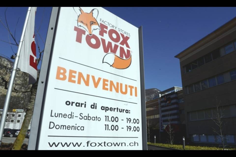 Acquisti fraudolenti al Fox Town: arrestati