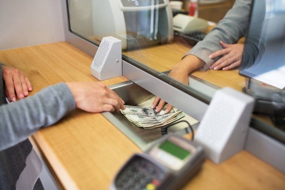 "Aumenti salariali del 2% per gli impiegati di banca"