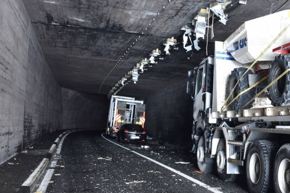 Camion troppo alto: distrugge l'illuminazione in galleria