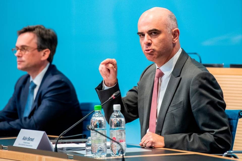 Bellinzona, 19 marzo 2020 - Emergenza Coronavirus Covid-19, conferenza stampa Berset. Il Consigliere Federale Alain Berset a destra e il Presidente del Consiglio di Stato Christian Vitta a sinistra durante la conferenza. © CdT/Gabriele Putzu