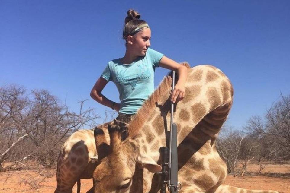 Ha ucciso zebre e giraffe: 12enne minacciata di morte