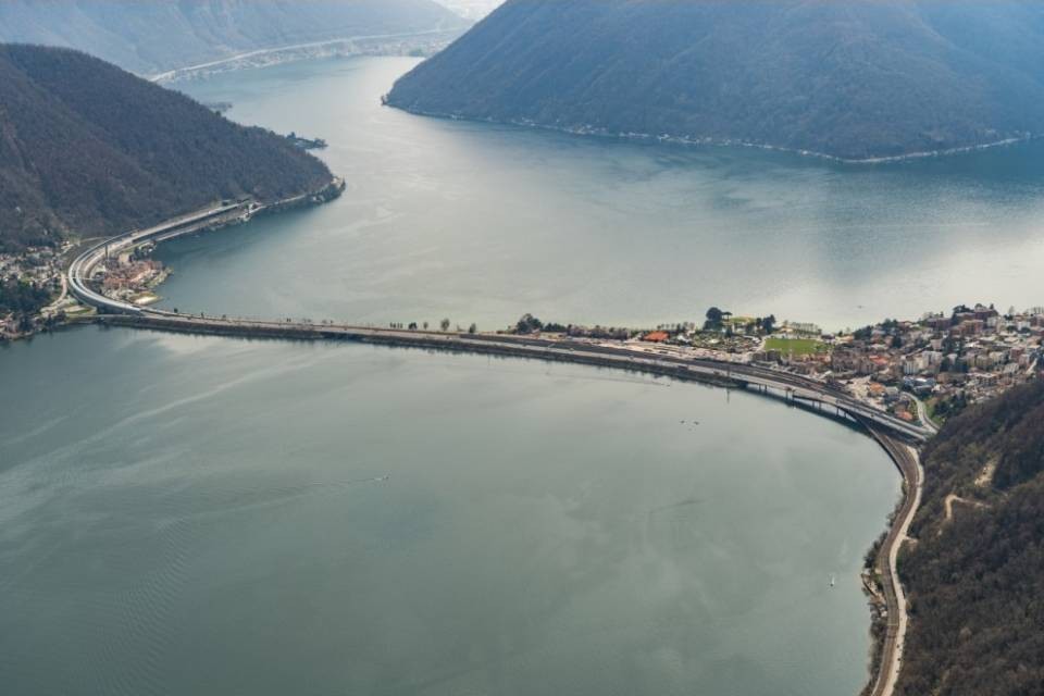 Ciclista sulla A2 all'altezza del ponte diga tra Bissone e Melide