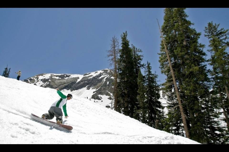 Valanga a Madesimo, morto uno snowboarder