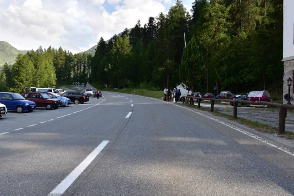 Automobilista investe due ciclisti nei Grigioni