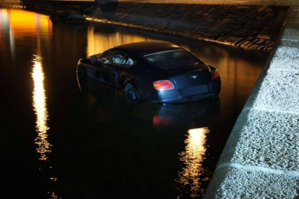 Bentley finisce nel lago, gli occupanti se ne vanno