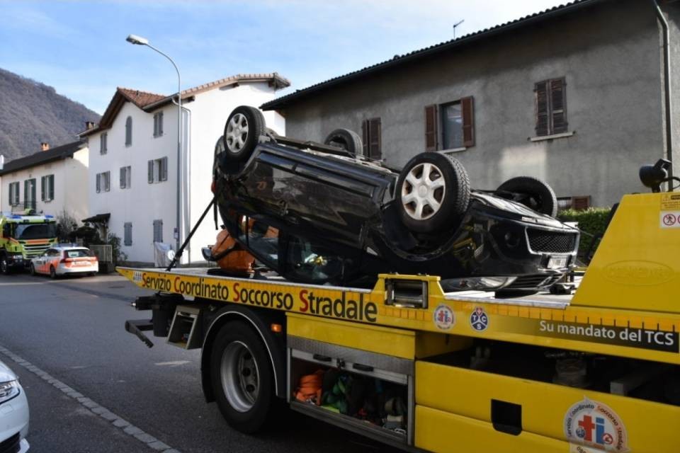 Vacallo, urta un muretto e si cappotta