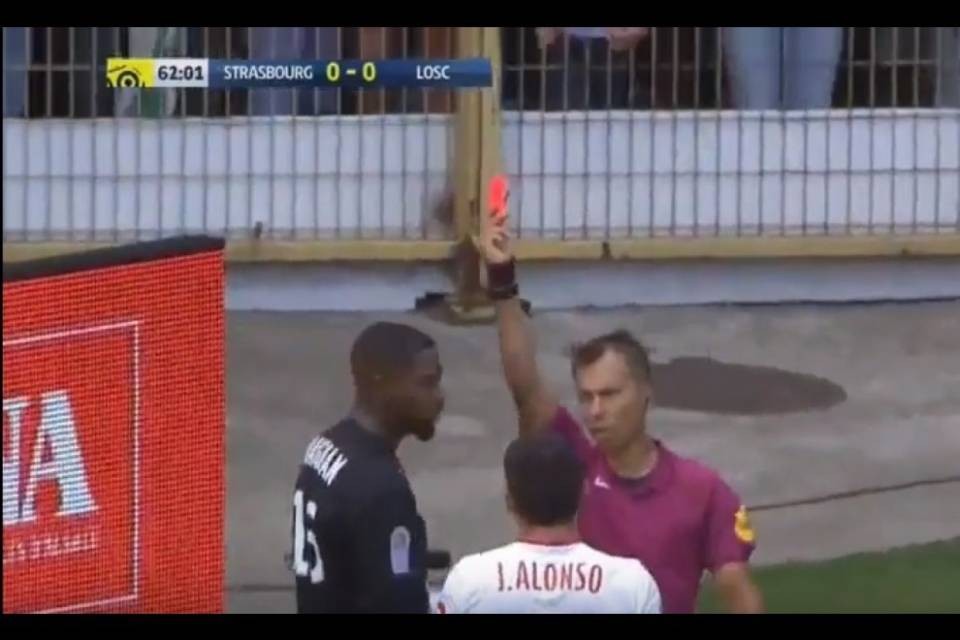 Portiere espulso, in porta vanno in due