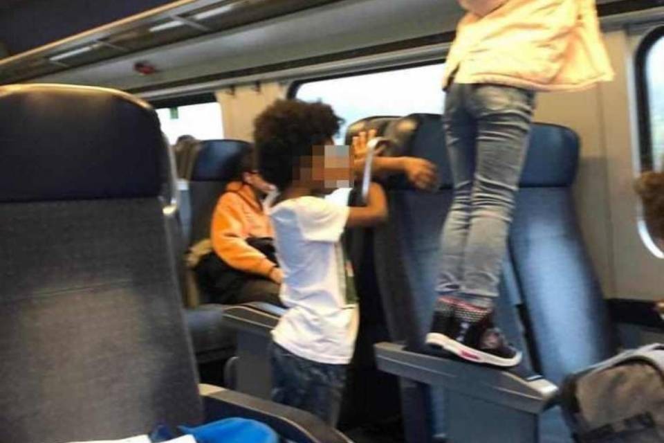 "Bambini maleducati sul treno: e i genitori attaccati allo smartphone"