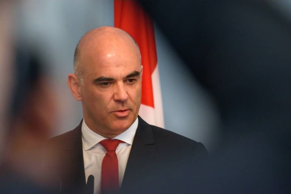 Berset: "Occorre trovare un vaccino, il virus rimarrà"