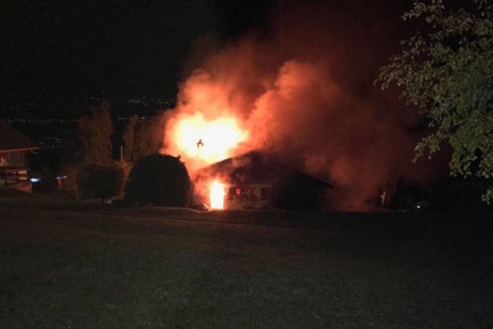 Chalet in fiamme, un morto e un ferito