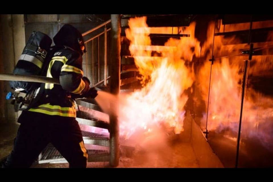 Fiamme in una casa per anziani, muore 85enne