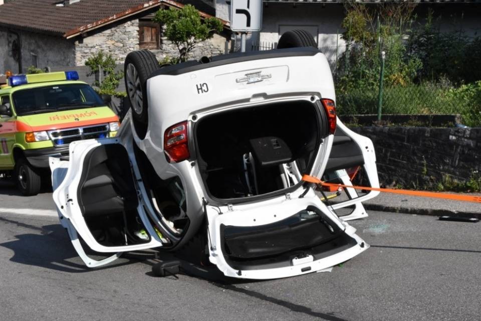Urta un muro e si rovescia sul tetto: è in pericolo di vita