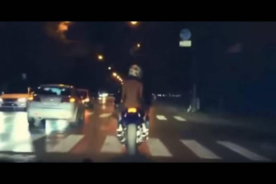 Russia: in topless sulla moto