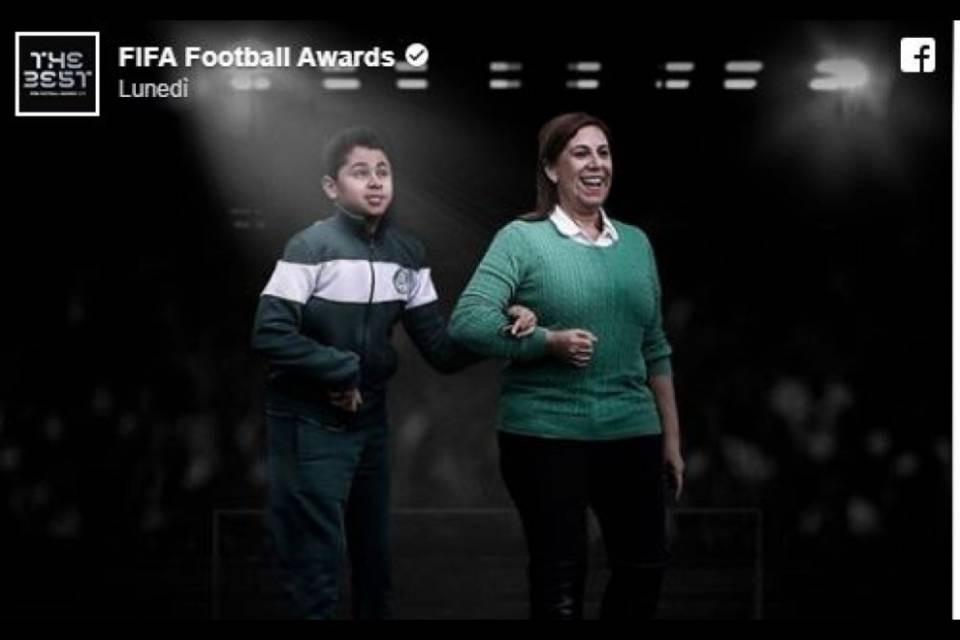 Mamma va allo stadio per raccontare le partite al figlio cieco