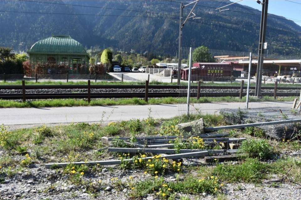 Tragedia sfiorata a Ems: sbarre di metallo sui binari