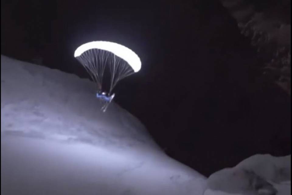 Vola di notte rischiarato dalla luna