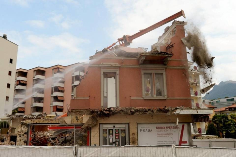 Demolizione in corso a Paradiso