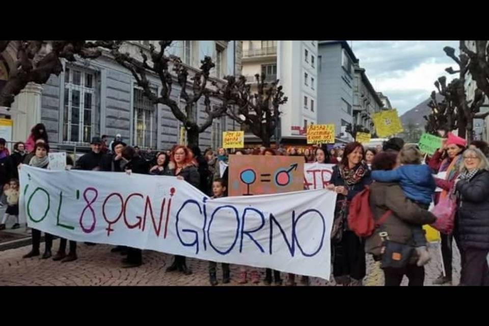 400 persone in piazza per i diritti delle donne