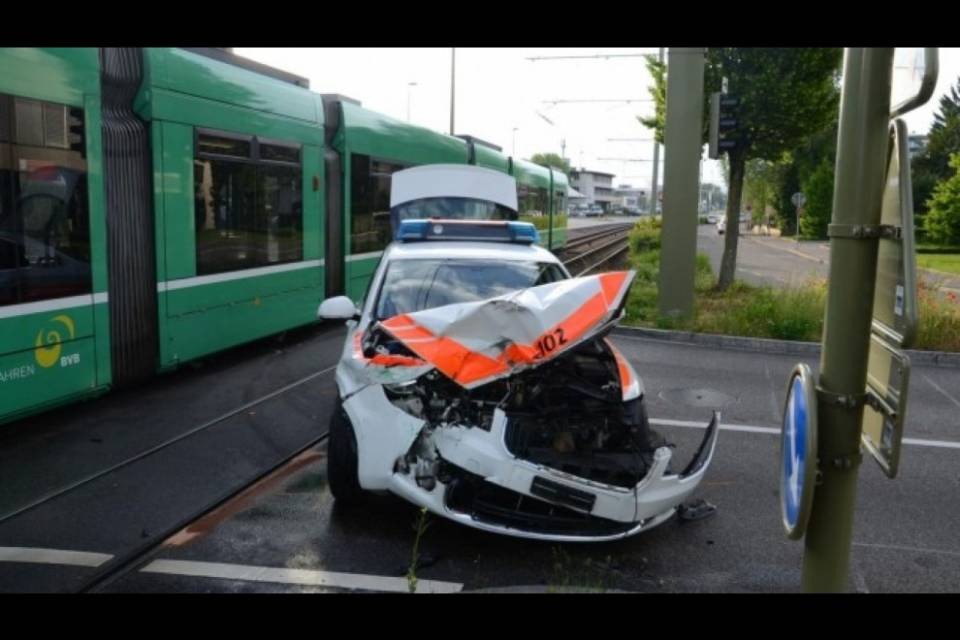 Auto della polizia contro un tram