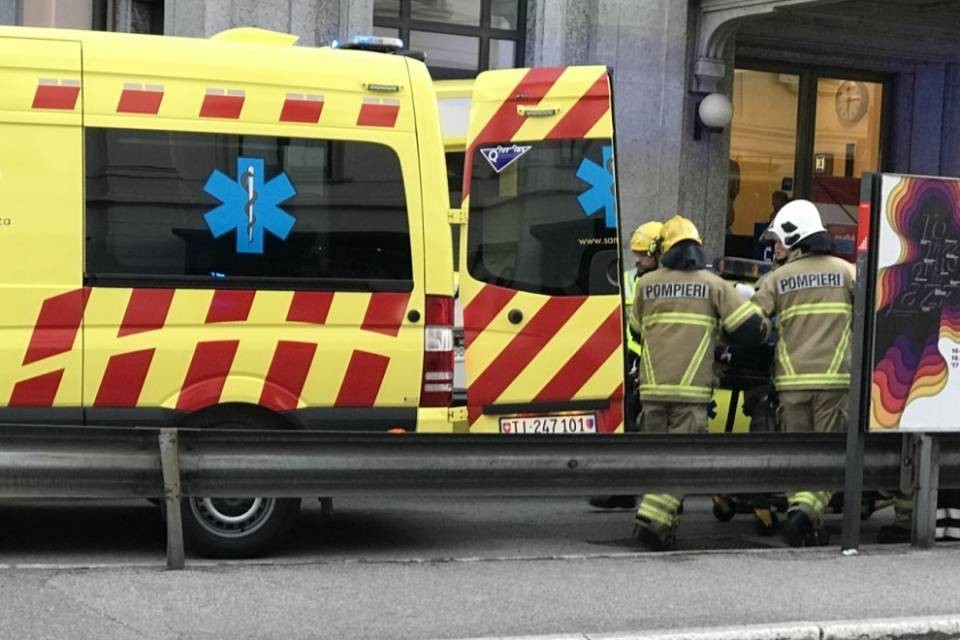 Folgorato sul treno a Chiasso, rischia la vita