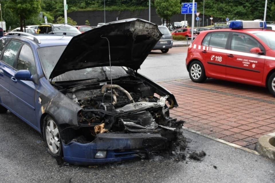 Auto prende fuoco a Gravesano