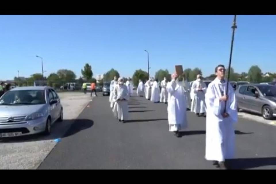 In Francia si celebra la prima messa 'drive-in'