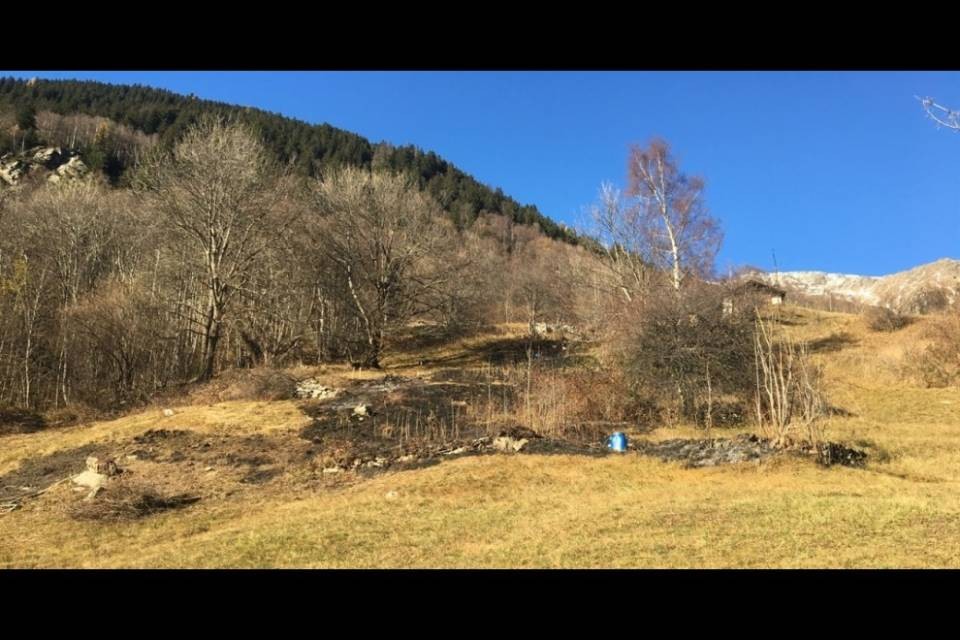Brucia un prato in Bregaglia
