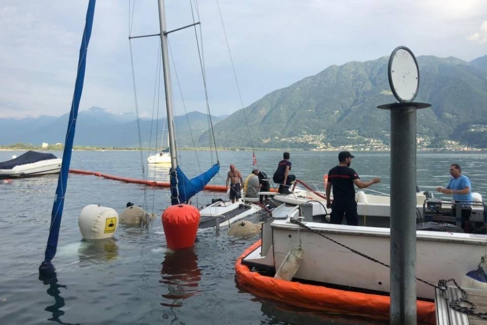Recuperata una barca affondata a Minusio