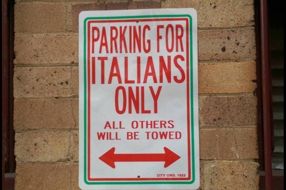 "Prima i nostri", la reazione: "Parcheggio per soli italiani"