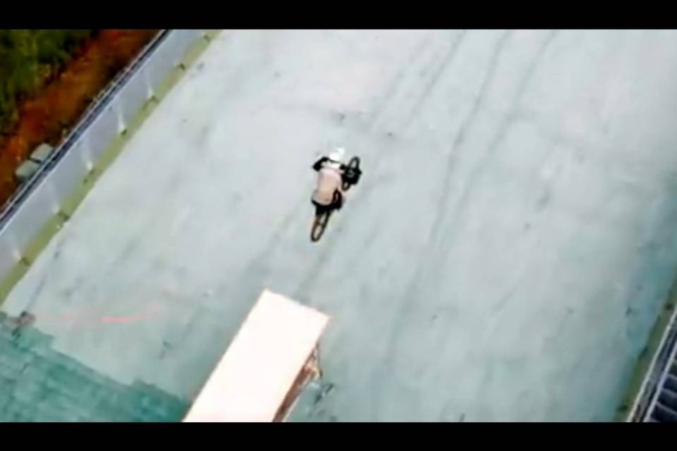 Biker tedesco salta dal trampolino del salto con gli sci