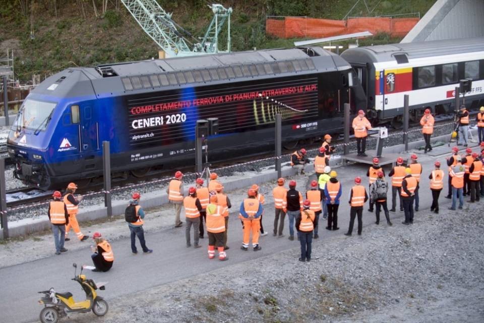 Zali inaugura la "locomotiva del Ceneri"