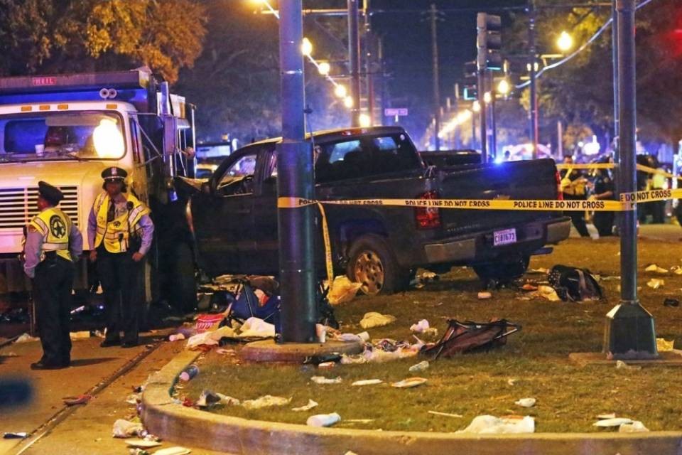 Auto si scaglia sulla folla a New Orleans