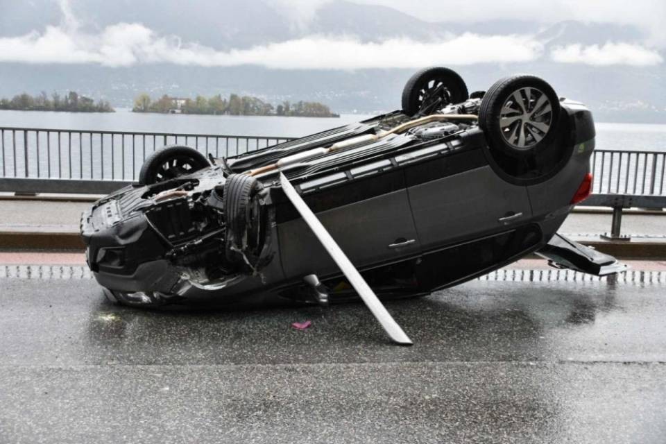 Nuovo incidente a Brissago: auto capottata, disagi al traffico