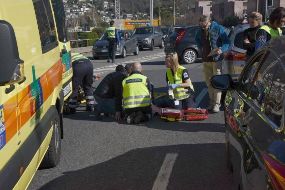 Melide, attraversa la strada e viene urtato da un'auto