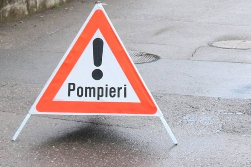 Auto in fiamme sulla A2