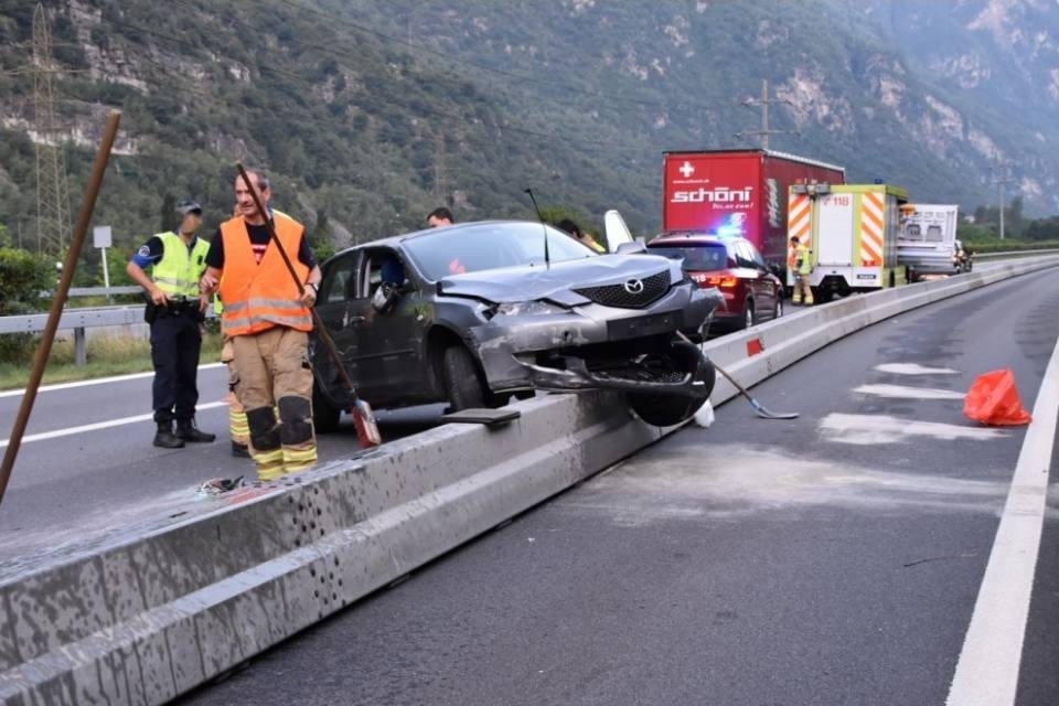 Perde il controllo dell'auto e finisce sulla barriera metallica