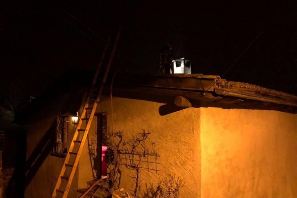 Incendio sul tetto, inquilina allertata dai gatti